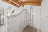 Dusche im Bad - Charmantes Landhaus in ruhiger Ortsrandlage bei Inzell mit Weit- und Bergblick!