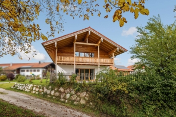 Zweifamilienhaus in traumhafter Lage – Wohnen & Vermieten mit Stil und viel Liebe zum Detail, 83313 Siegsdorf, Zweifamilienhaus