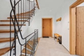 Treppenhaus EG - Zweifamilienhaus in traumhafter Lage – Wohnen & Vermieten mit Stil und viel Liebe zum Detail