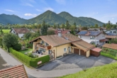 Ansicht Süd Ost - Großzügige Erdgeschosswohnung mit Garten und Garage, im Herzen von Ruhpolding!