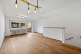 Wohnraum mit Blick zum Fenster Balkon - Charmante Wohnung nahe dem Chiemsee – idyllisch in Winkl (Grabenstätt) gelegen
