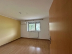 Schlafzimmer mit Klimaanlage - Charmante 3‑Zimmer‑Wohnung mit Balkon, Garage & Fernwärme – ca. 67 m² Wohnfläche