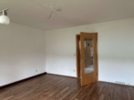 Wohnzimmer - Charmante 3‑Zimmer‑Wohnung mit Balkon, Garage & Fernwärme – ca. 67 m² Wohnfläche