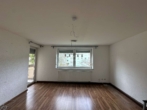 Wohnzimmer - Charmante 3‑Zimmer‑Wohnung mit Balkon, Garage & Fernwärme – ca. 67 m² Wohnfläche