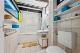 Bad mit Wanne und Fenster - „RESERVIERT“ Ihr Rückzugsort im Grünen: Wohnung im Ferienpark Vorauf“