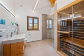 Bad OG - Zweifamilienhaus in traumhafter Lage – Wohnen & Vermieten mit Stil und viel Liebe zum Detail