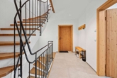 Treppenhaus EG - Zweifamilienhaus in traumhafter Lage – Wohnen & Vermieten mit Stil und viel Liebe zum Detail