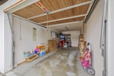 Garage - Großzügige Wohnung im 1.-OG mit ausgebautem DG – Balkon, Keller, Garage & Stellplatz