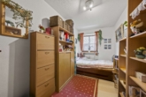 Kinderzimmer - Großzügige Wohnung im 1.-OG mit ausgebautem DG – Balkon, Keller, Garage & Stellplatz