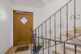 Treppenhaus - Großzügige Wohnung im 1.-OG mit ausgebautem DG – Balkon, Keller, Garage & Stellplatz