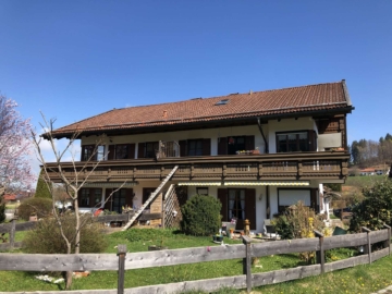 Großzügige Wohnung im 1.-OG mit ausgebautem DG – Balkon, Keller, Garage & Stellplatz, 83313 Siegsdorf, Etagenwohnung