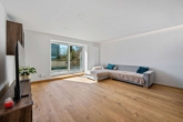 Wohnzimmer mit Balkon - Neu sanierte drei Zimmer Stadtwohnung im ersten OG