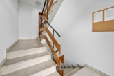 Treppenhaus - Neu sanierte drei Zimmer Stadtwohnung im ersten OG