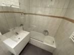 Badezimmer - Sanierte, helle Stadtwohnung im ersten OG, mit Keller und KFZ-Stellplatz für bis zu 2 Autos!