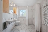 Bad mit Fenster - RESERVIERT „Ihr neues Zuhause in Inzell – Stilvoll, barrierefrei & voller Lebensqualität“