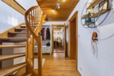 Flur mit Treppe ins DG