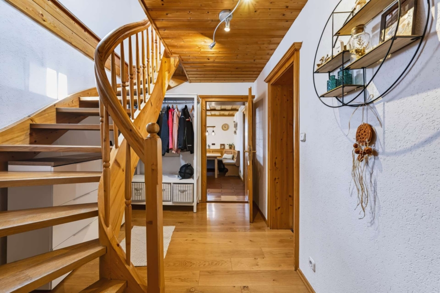 Flur mit Treppe ins DG