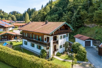 Viel Platz für Familie, Hobby und individuelle Wohnideen – Wohnhaus mit 2 Wohneinheiten, 83313 Siegsdorf, Zweifamilienhaus
