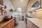 Küche - Sofort einziehen: DG-Wohnung mit Garten & Garage in Toplage Ruhpolding!
